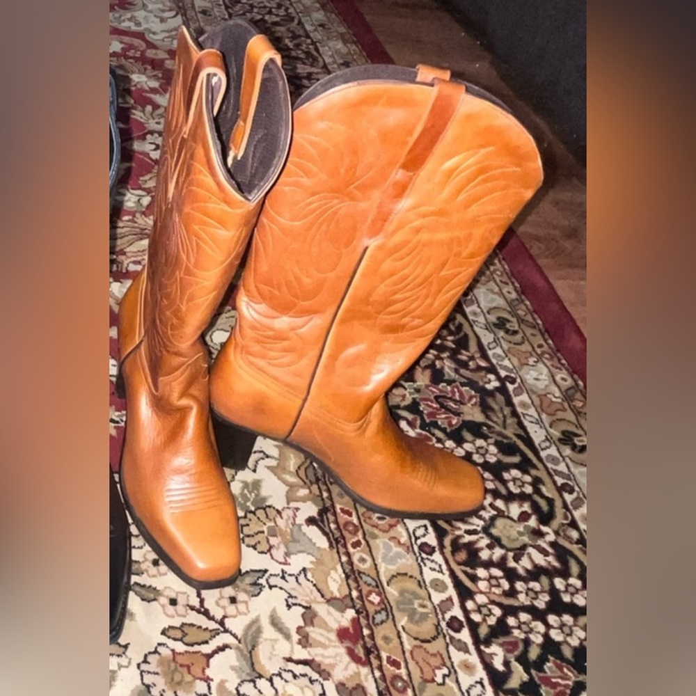 BRAND NEW Brown boots